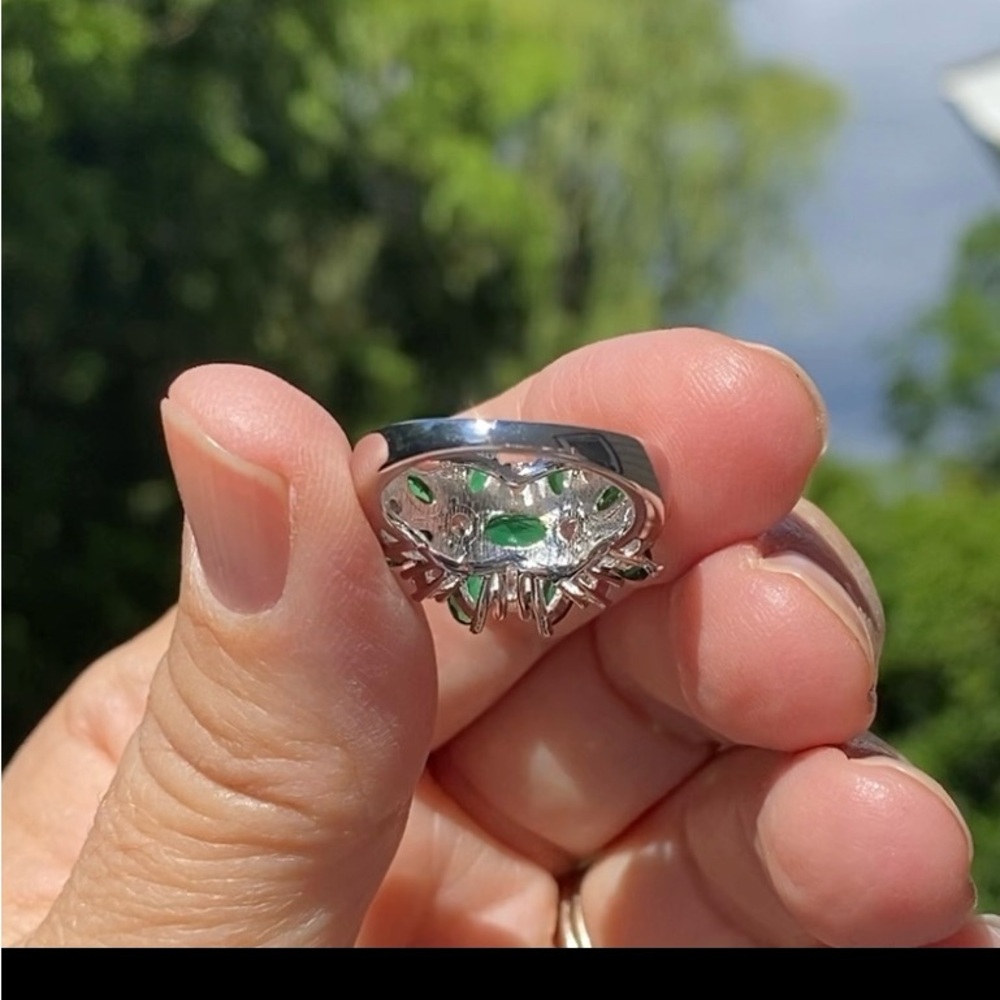 Cocktail Ring Flashes with Emerald Green and Clear Crystals - Picture 5 of 8